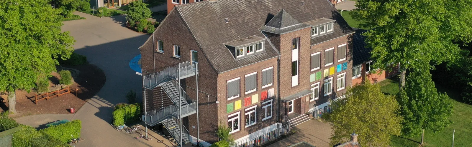Das Gebäude der Geschwister-Devries-Grundschule aus der Vogelperspektive