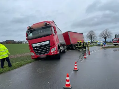 Einsatz LKW in Graben gerutscht