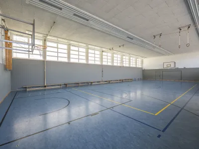 Innenansicht der kleinen Turnhalle am Schulweg