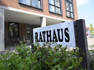 Schild mit der Aufschrift Rathaus