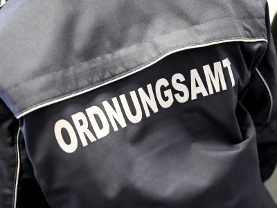 Symbolbild einer Jacke mit der Aufschrift Ordnungsamt
