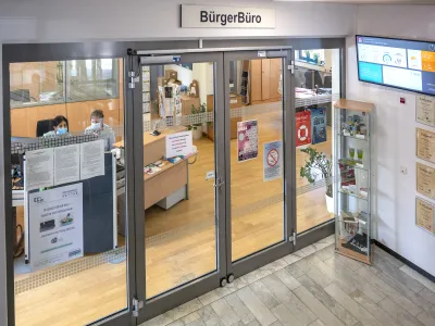 Ansicht auf die Glastür des Bürgerbüros im Erdgeschoss des Rathauses