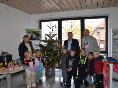 Baumschmücken im Rathaus