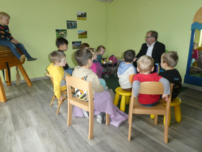 Bürgermeister liest im Kindergarten vor