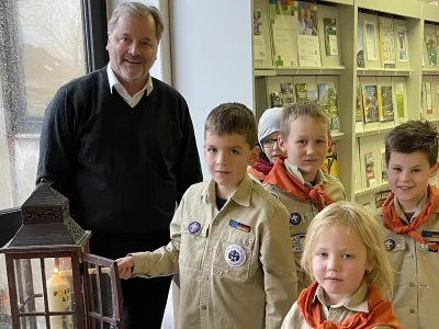 Die Pfadfinder bringen das Friedenslicht ins Uedemer Rathaus