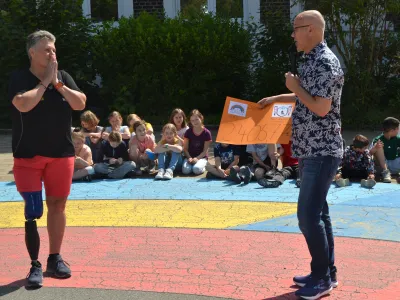 Übergabe des Sponsorengeldes auf dem Schulhof
