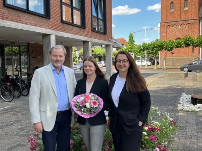 BM Rainer Weber, Jedina Beckovic und Anna Schulz vor Rathaus BM Rainer Weber, Jedina Beckovic und Anna Schulz vor Rathaus