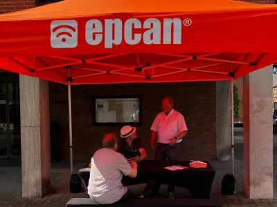 Bürgermeister Rainer Weber mit einem Mitarbeiter der Firma epcan GmbH und einem Bürger an dem Beratungsstand