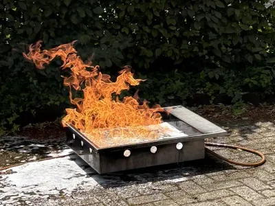 brennende Feuerwanne zur praktischen Übung der Brandschutzunterweisung