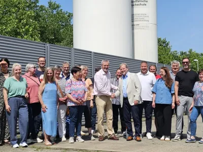 Teilnehmende der Informationsfahrt vor dem Wasserstoff-Kompetenz-Zentrum in Herten