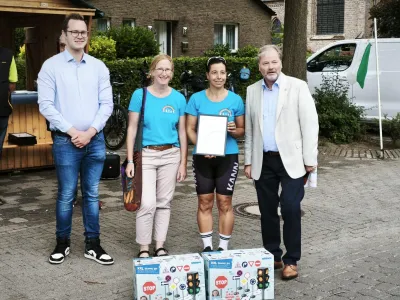 Frau Günther, Frau Giemsa und Herr Weber bei der Übergabe des Preises Frau Günther, Frau Giemsa und Herr Weber bei der Übergabe des Preises