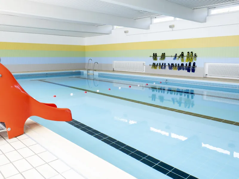 Innenansicht Lehrschwimmhalle mit Rutsche