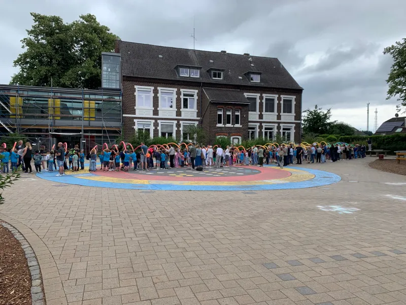 Regenbogenspalier auf dem Schulhof